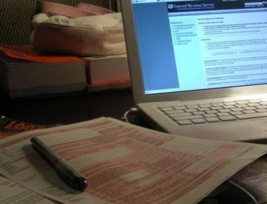 Πώς κινδυνεύουν να χάσουν επιδόματα και φορο-απαλλαγές όσοι έχουν ενήλικα παιδιά